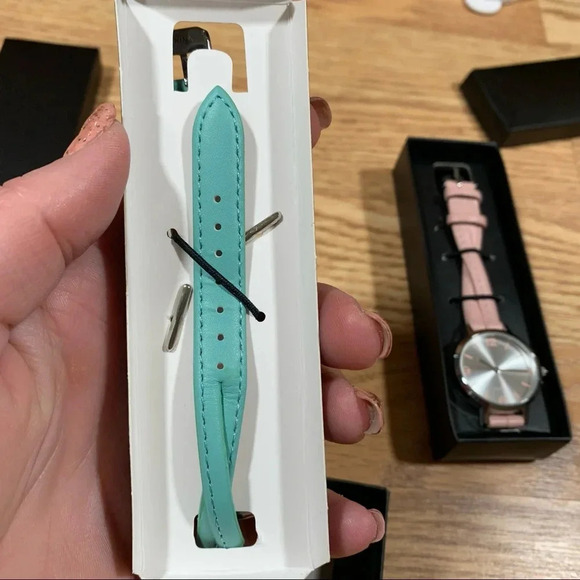 Avon Criss Cross watch, one in mint and one in peach NIB - Picture 8 of 8